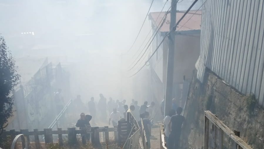 Incendio en el Cerro Merced afectó a tres viviendas en Valparaíso