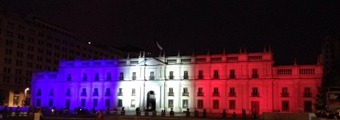 Así se ve la Moneda en homenaje a las víctimas en Francia