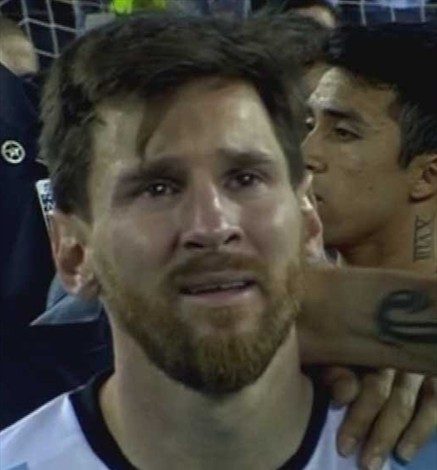 La imagen de Messi llorando tras la derrota ante Chile que da vuelta al ...