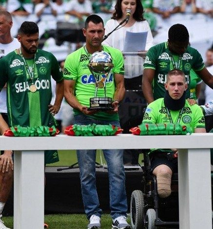 Sobrevivientes a la tragedia del Chapecoense levantaron la Copa Sudamericana