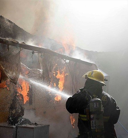 Bombero fue despedido por faltar a su trabajo mientras combatía incendios