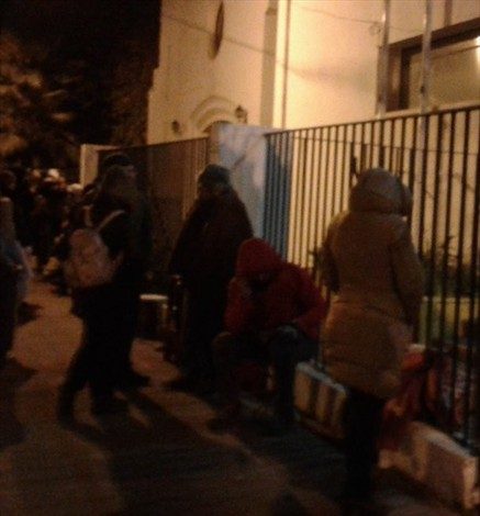 Se repite la escena: apoderados hicieron fila de horas por un cupo en un colegio
