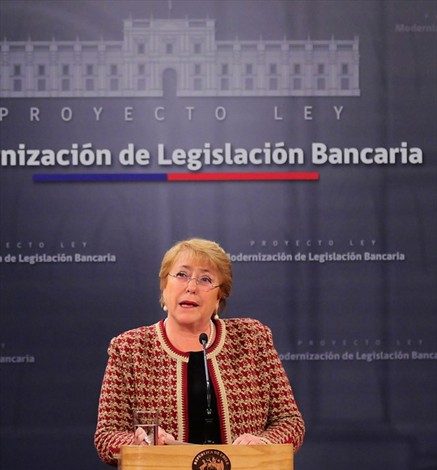 Bachelet llama a no desinformar: “Es falso que la ley obliga a cerrar colegios”