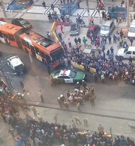 Chofer de colectivo atropelló a carabinero y a una mujer en Maipú: hubo balazos