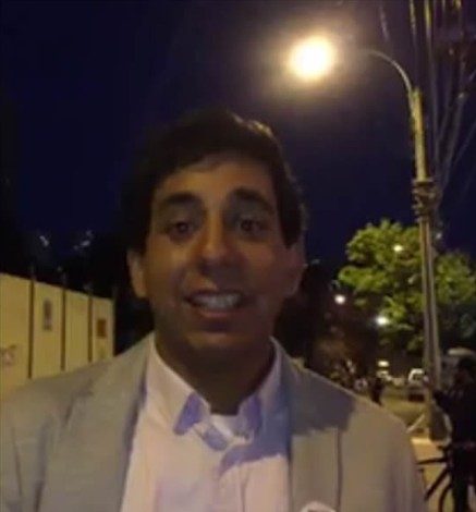 Candidato a diputado proyectó varios mensajes en las paredes del Congreso Nacional