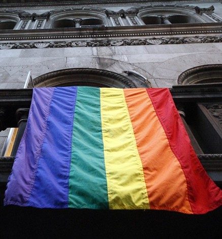 Denuncian que pareja gay fue expulsada de conocido restaurante por darse un beso