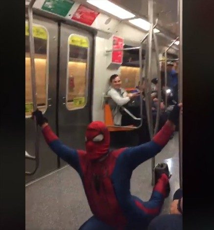 Spiderman chileno sorprende con nueva rutina de baile en el Metro