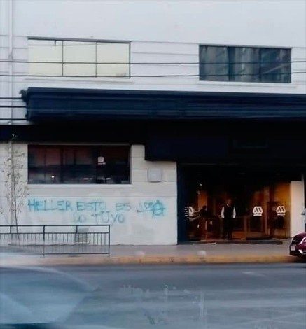 Hinchas de Universidad de Chile rayan el frontis de Mega por molestia con Carlos Heller