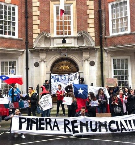Colonia chilena en Inglaterra protestó afuera de la Embajada por la situación del país