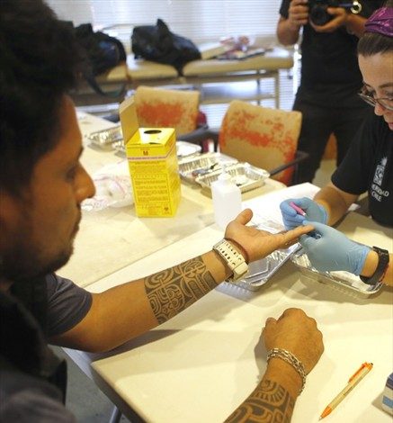 Universidad de Chile realiza operativo de prevención y educación del VIH en Isla de Pascua
