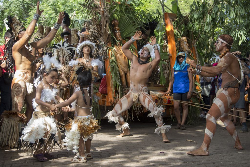 Todo Hanga Roa se volcó a las calles para participar en el desfile Nari Nari más conocido como Farándula