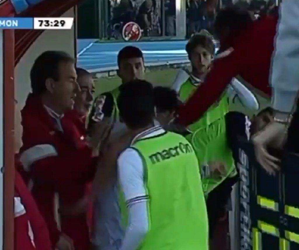 Entrenador golpeó a jugador en Italia luego que le reclamara por modificarlo