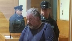 Turista alemán conocido como el "Káiser del perro muerto" será expulsado de Chile