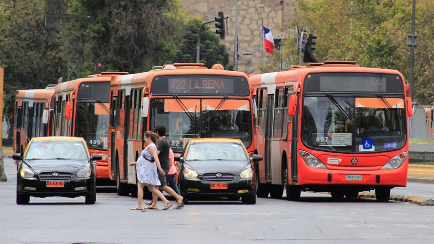Ministerio de Transportes compensará a empresas de buses por pérdidas tras estallido social