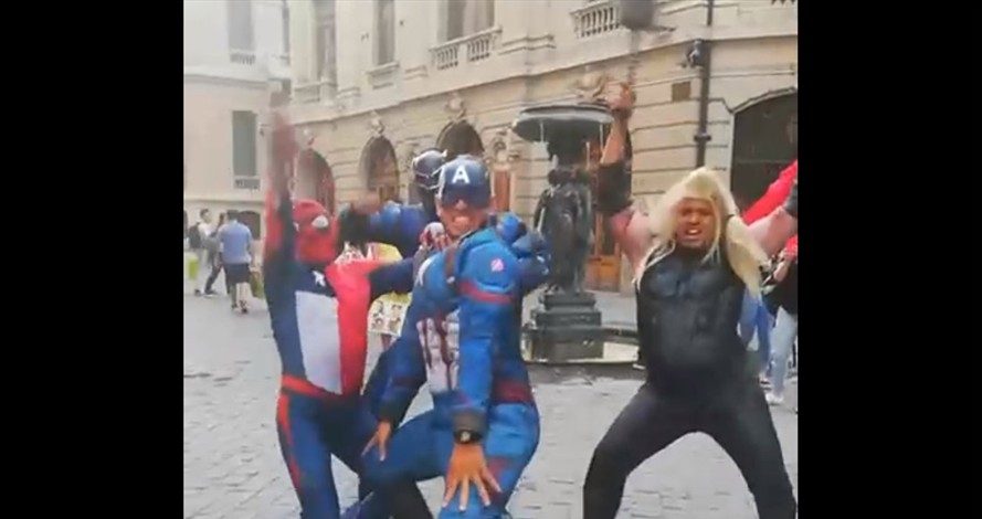 Sensual Spiderman y sus compañeros Avengers hicieron 