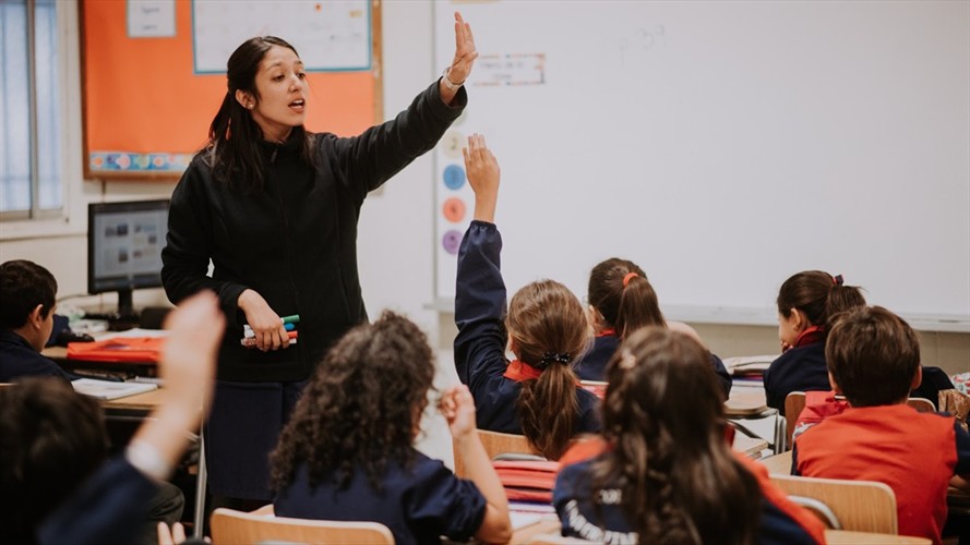 Profesores son la cuarta profesión más valorada en Chile