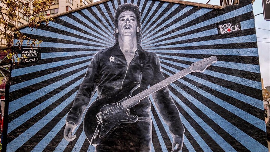Graffiteros rayaron mural de Gustavo Cerati en el centro de Santiago