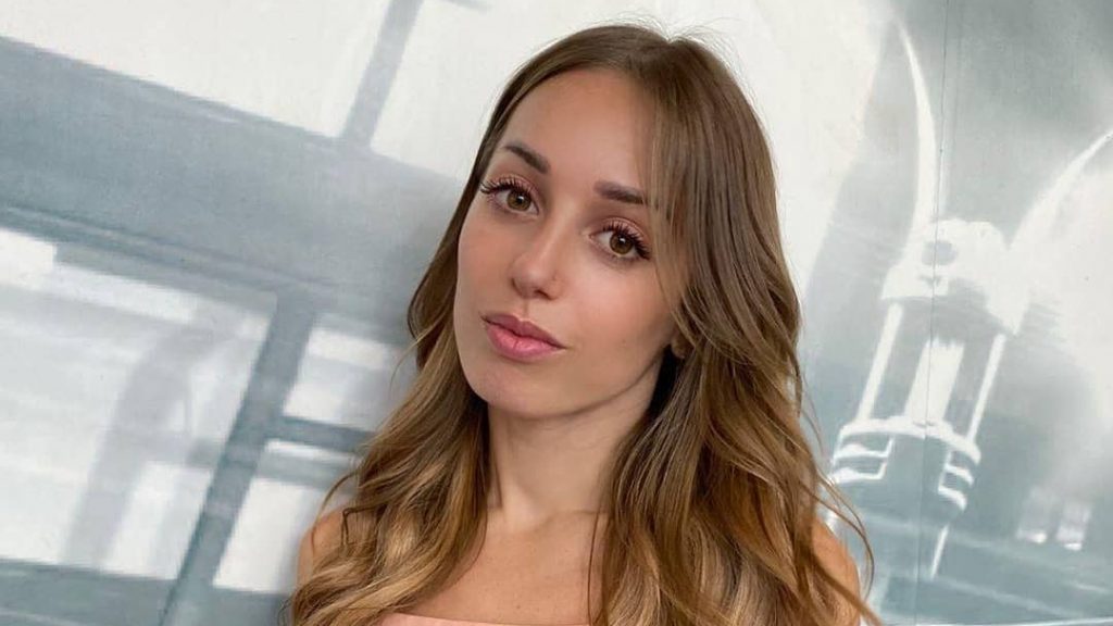 Incluso le borraron una: Jessica Pires compartió artística sesión de fotos con su pololo chileno totalmente desnudos