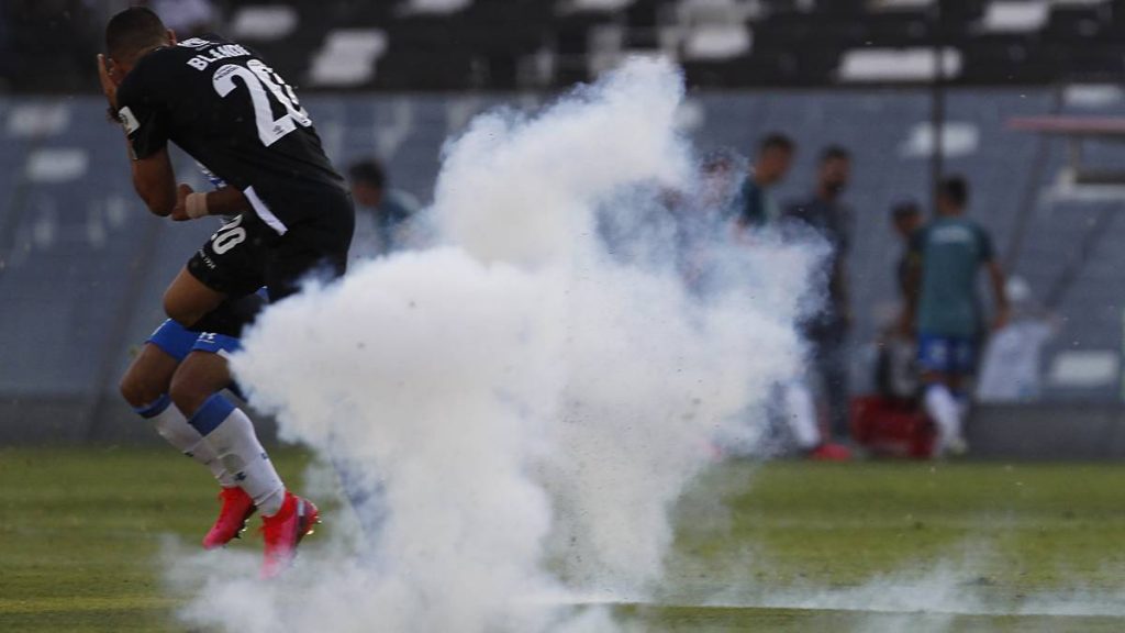 El grave hecho que gatilló la suspensión del partido entre Colo Colo y la UC
