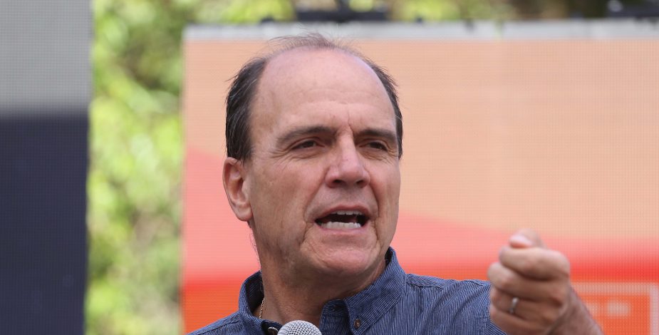 Increparon al ministro Monckeberg por altos costos de las viviendas