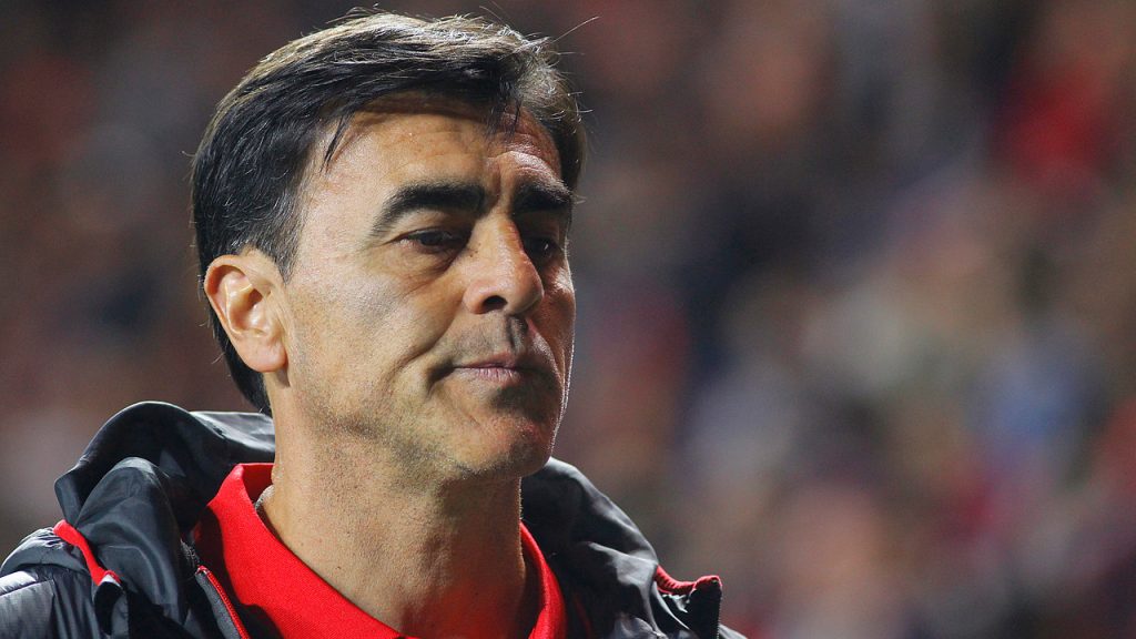 ¿Adiós comandante? Gustavo Quinteros podría reemplazar a Mario Salas en la banca de Colo Colo