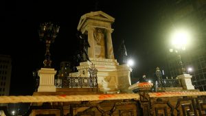 Ministerio de Defensa y Armada condenaron ataque al Monumento a los Héroes de Iquique en Valparaíso