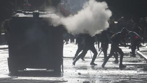 8 vehículos quemados y 23 carabineros heridos en balance de primera noche de Viña 2020