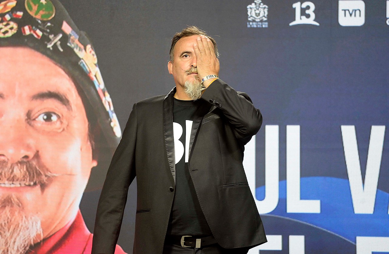 Paul Vásquez se tapó un ojo en conferencia de Viña