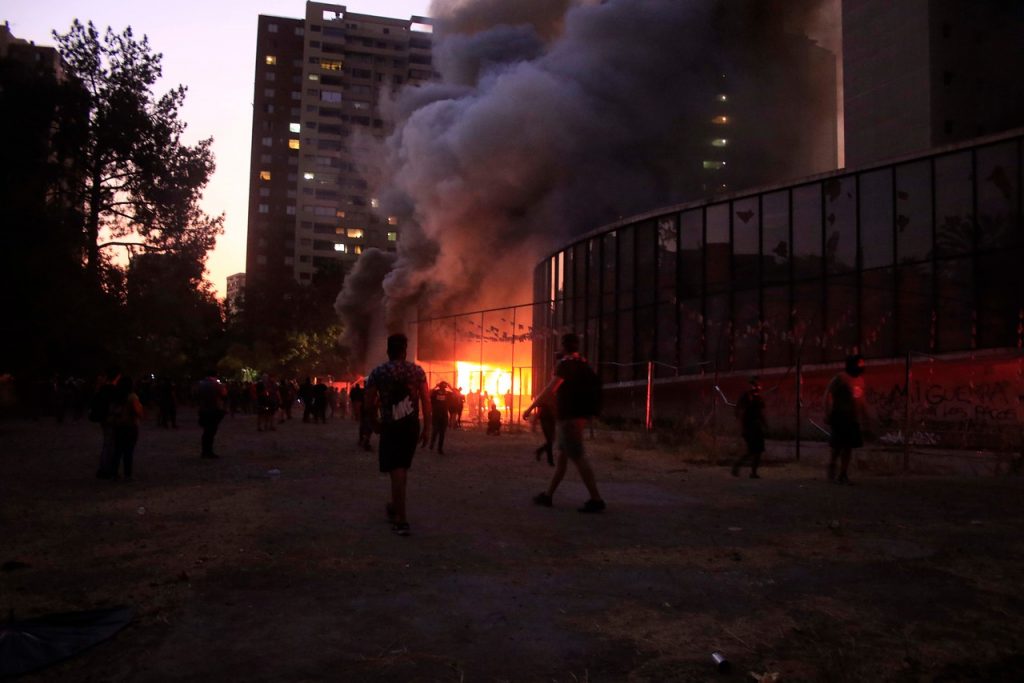 Videos registraron incidentes en inmediaciones del Museo Violeta Parra previo al incendio