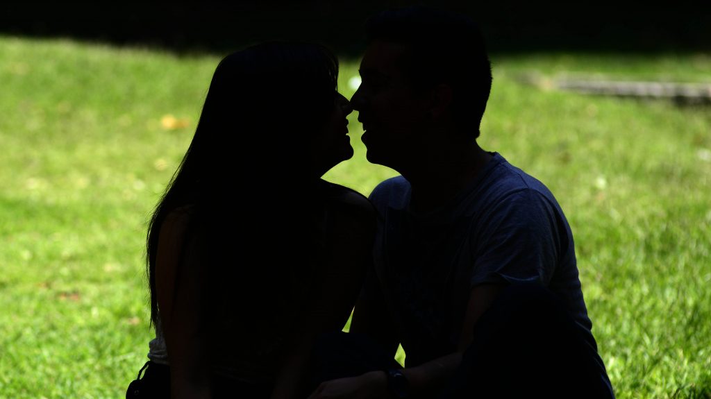 9 de cada 10 chilenos no se declara "apasionado" en el amor, según estudio