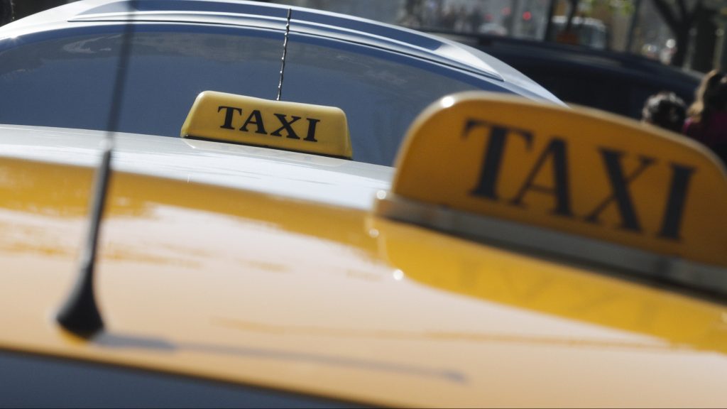 En prisión preventiva quedó taxista acusado de violar a dos mujeres en Santiago
