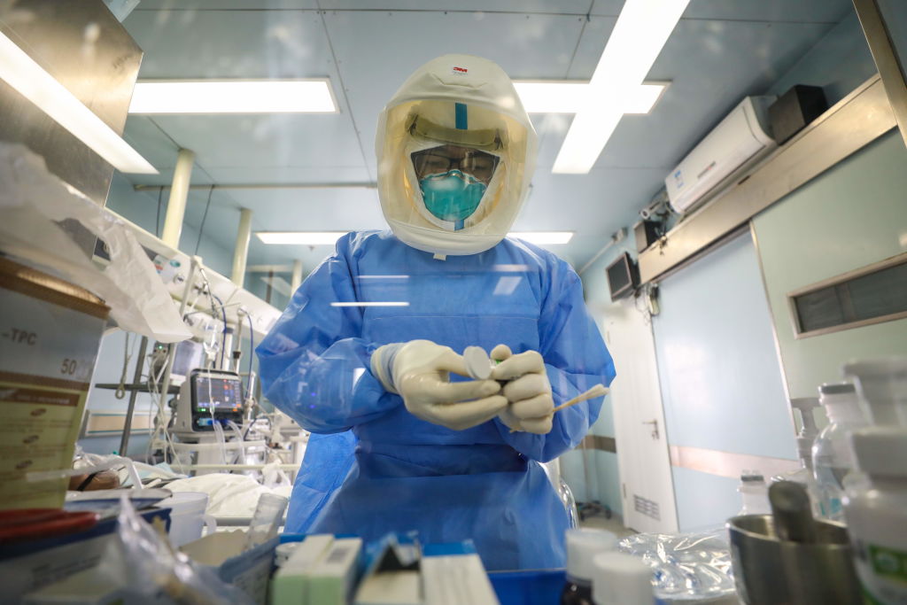 Doctores analizan muestras en el Hospital de Jinyintan