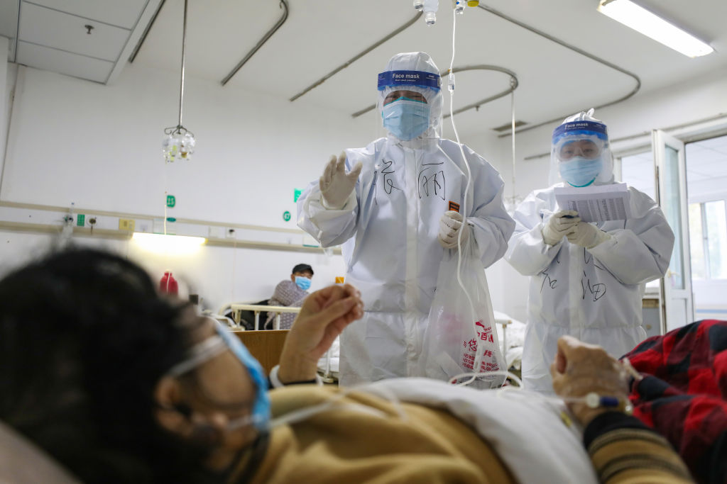 Médicos atienden a pacientes con coronavirus en China