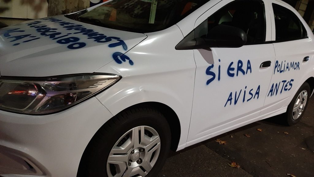 "Si era poliamor avisa antes": Campaña publicitaria en Buenos Aires se viralizó