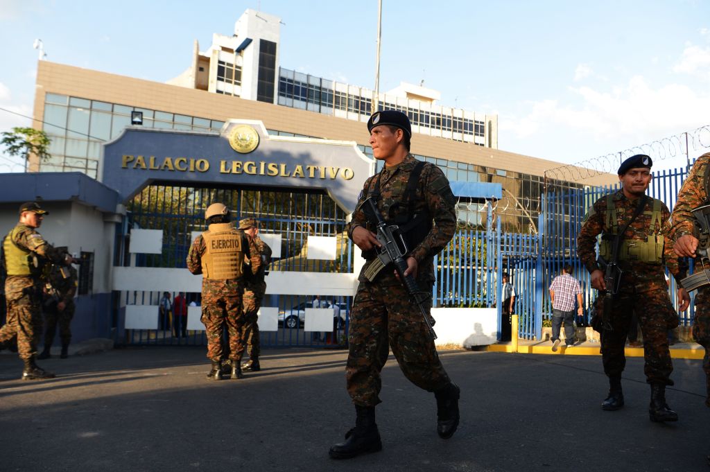 Los militares rodeando el congreso de El Salvador