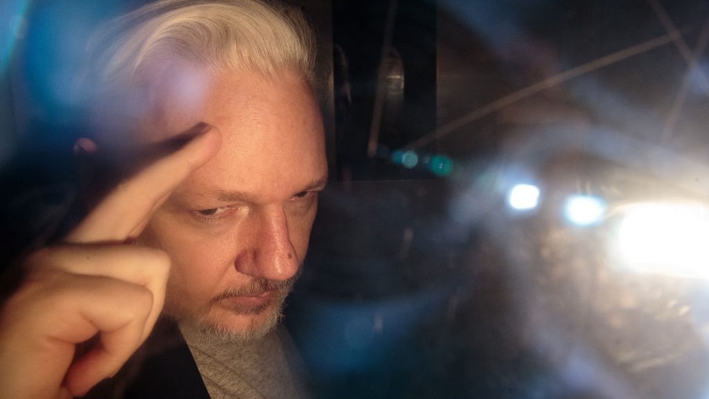 Trump ofreció un indulto a Assange si negaba el hackeo ruso a los correos del Partido Demócrata