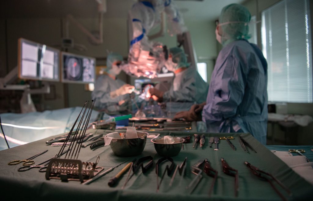 Violinista tocó su instrumento en plena operación al cerebro