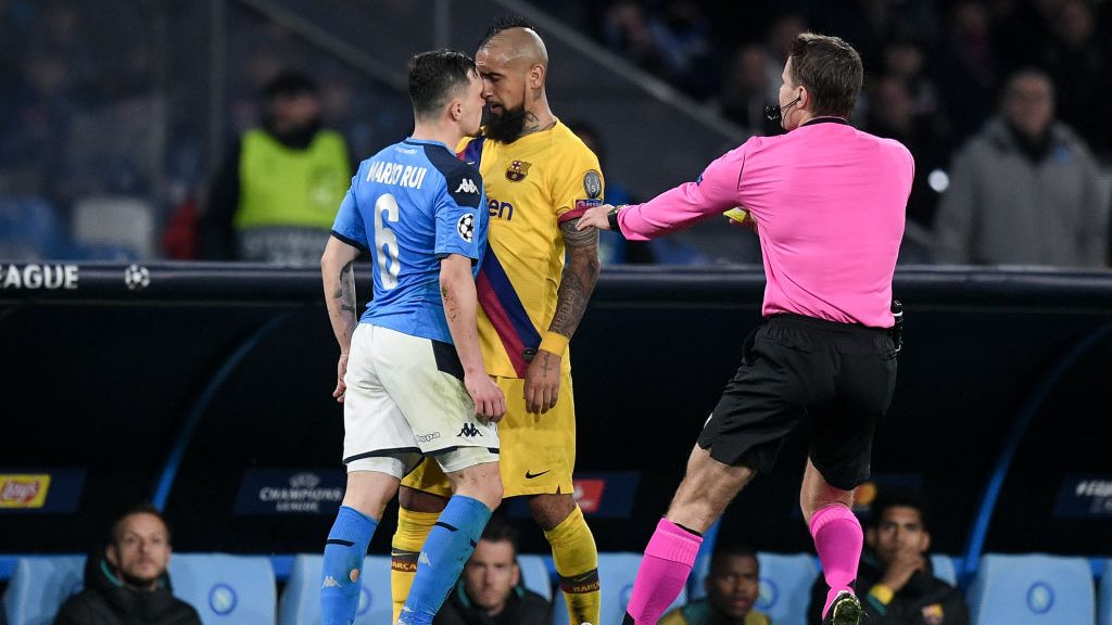 En España catalogaron de "niñería" la expulsión de Arturo Vidal ante el Napoli