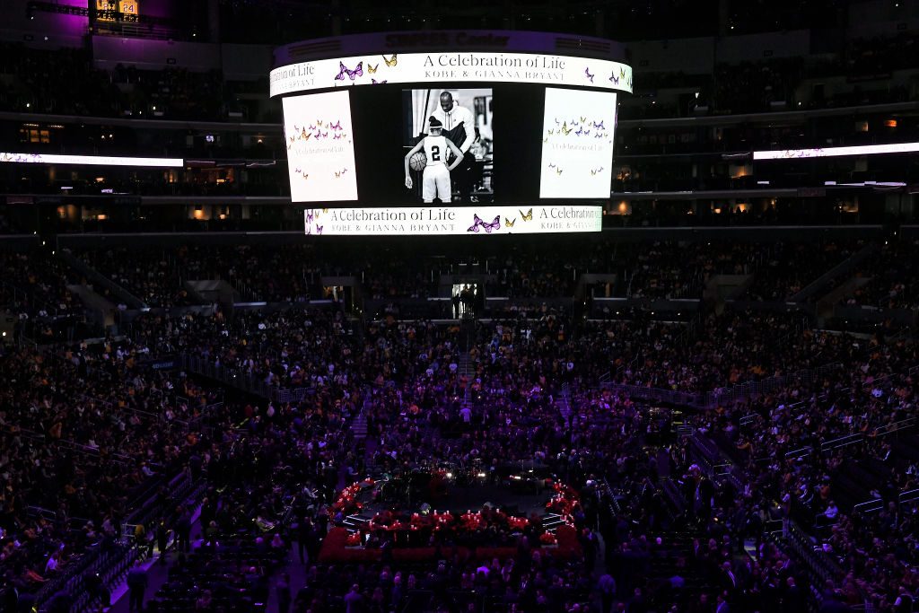 Kobe Bryant y su hija Gianna recibieron un multitudinario homenaje en el Staples Center