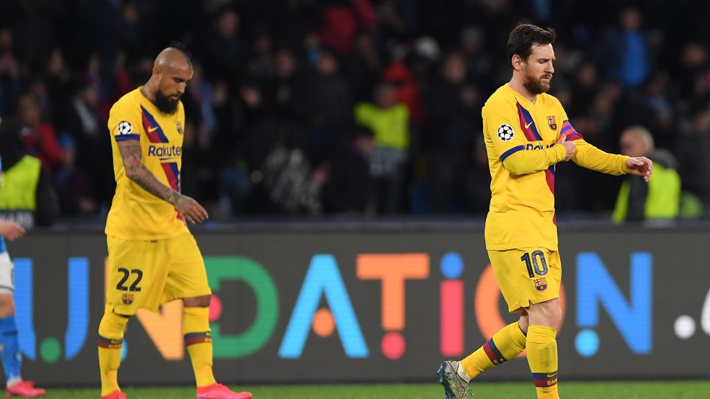 Arturo Vidal fue expulsado en igualdad del Barcelona ante el Napoli