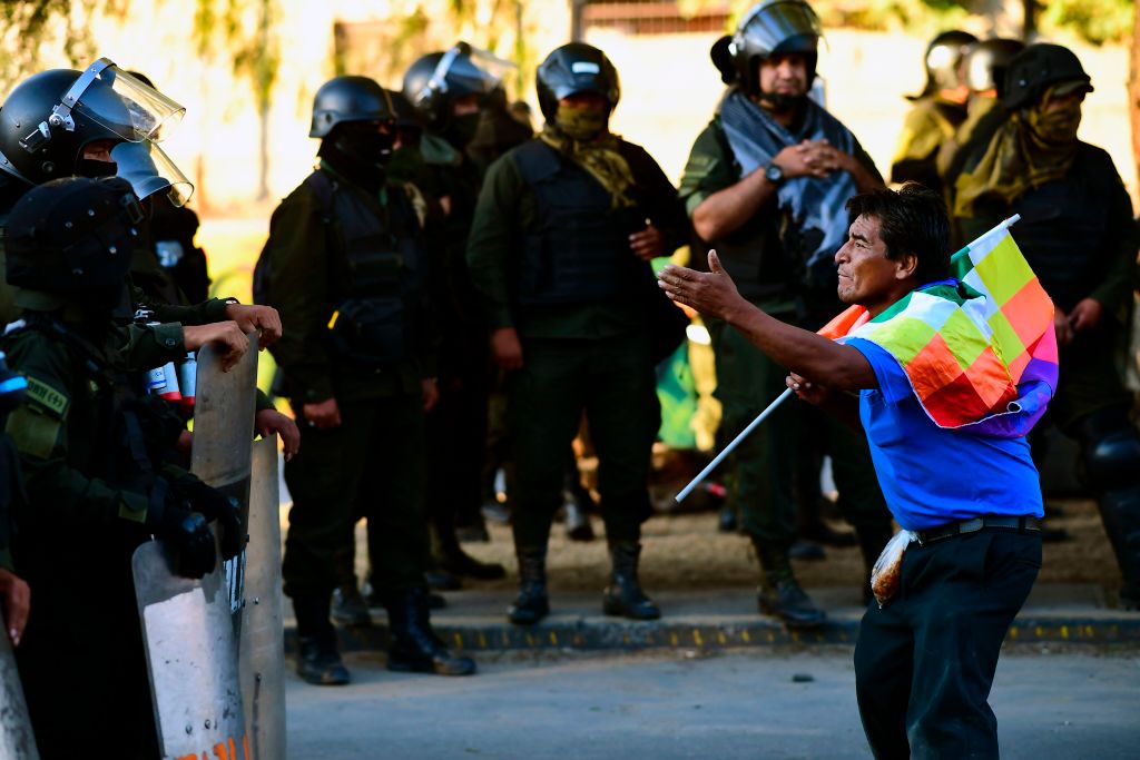 La policía reprime una manifestación en la ciudad de La Paz