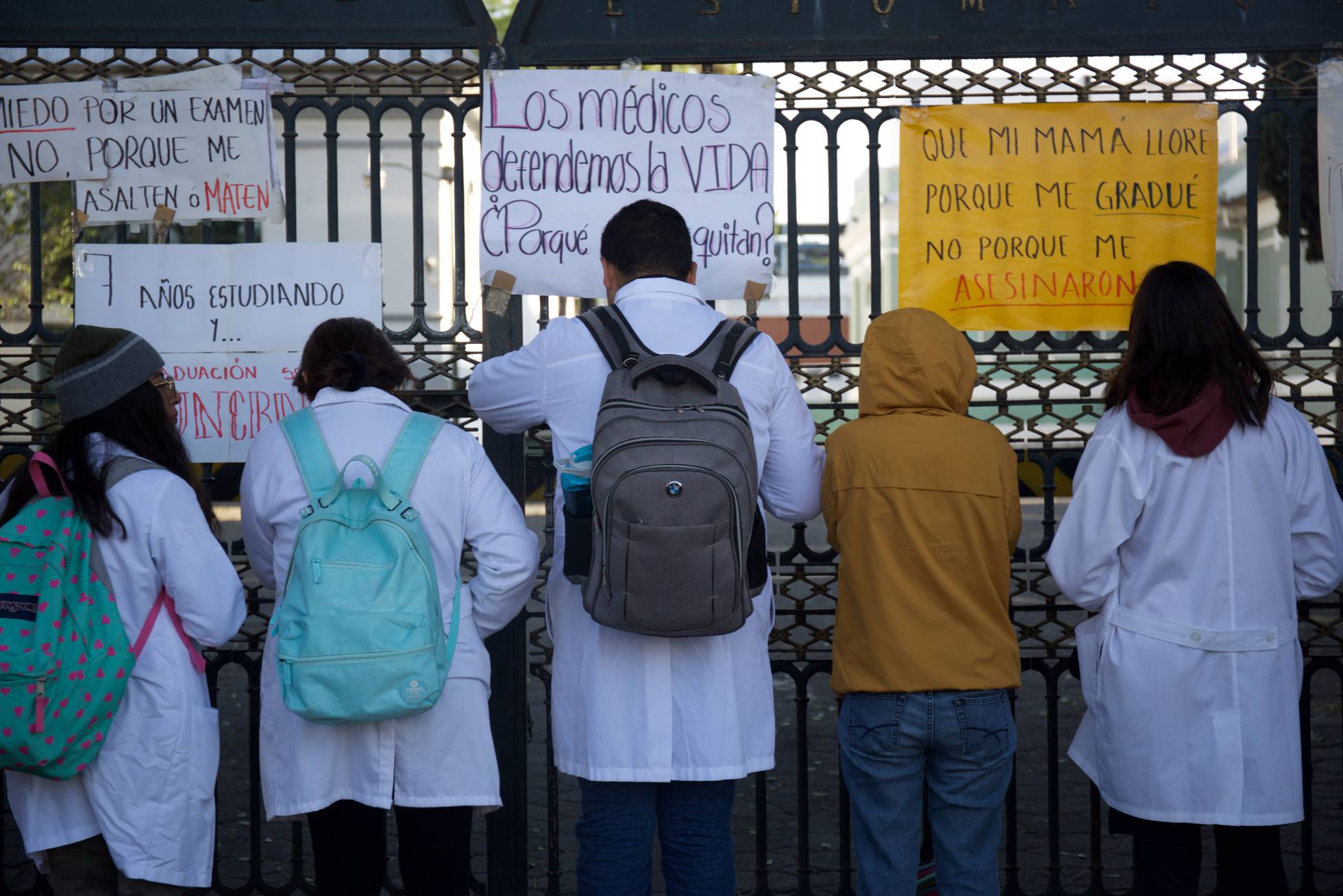Estudiantes de medicina de la Benemérita Universidad Autónoma de Puebla cierran los accesos en protesta