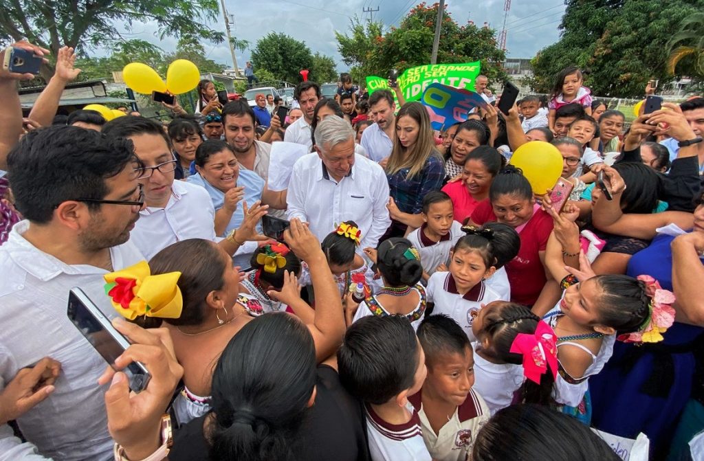Andrés Manuel López Obrador fue recibido como estrella en aeropuerto lleno en Tabasco