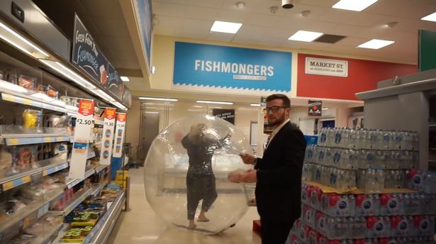 Mujer ingresó a supermercado dentro de una gran pelota inflable para no contagiarse de coronavirus