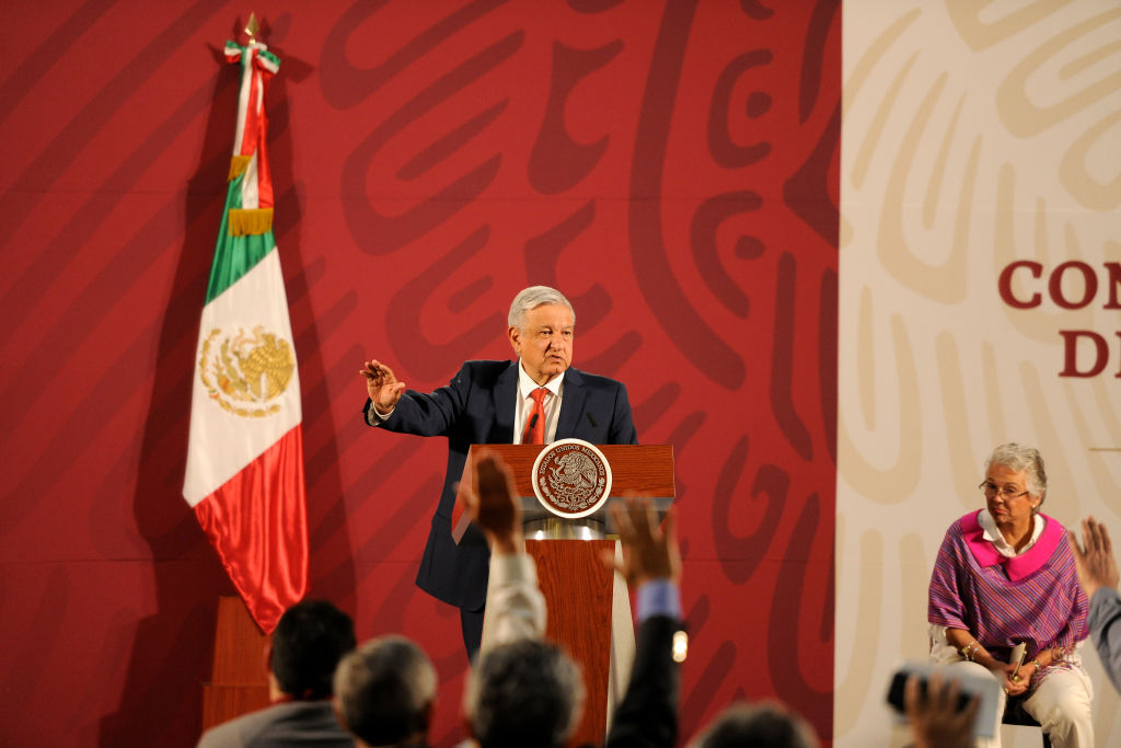 Andrés Manuel López Obrador habla ante la prensa