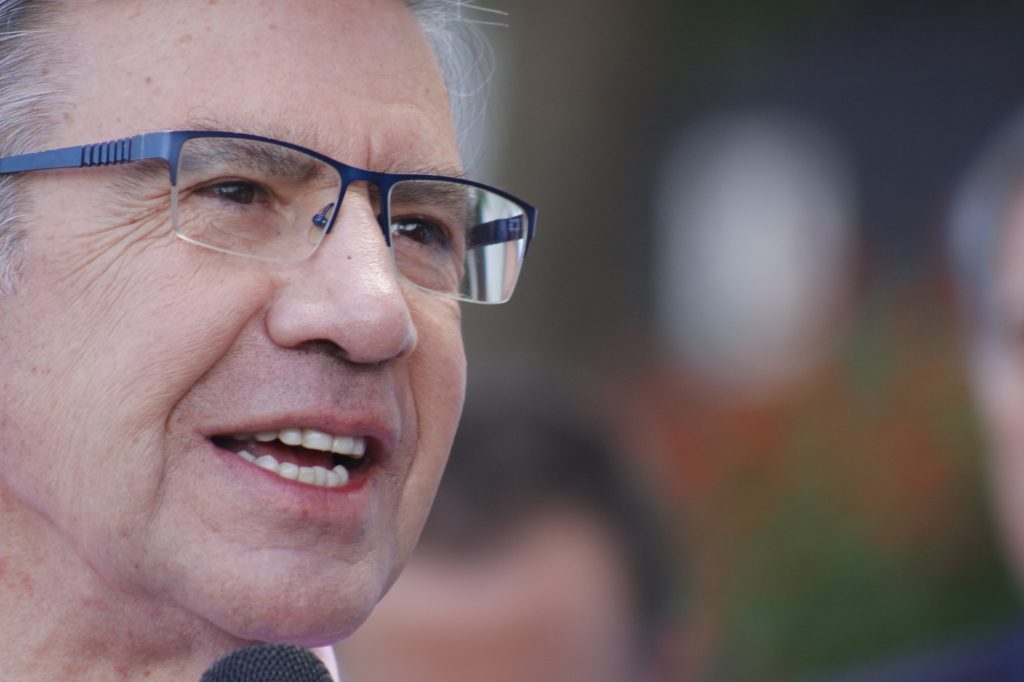 Viralizan video en donde se ve a Joaquín Lavín en todos los canales de la TV chilena