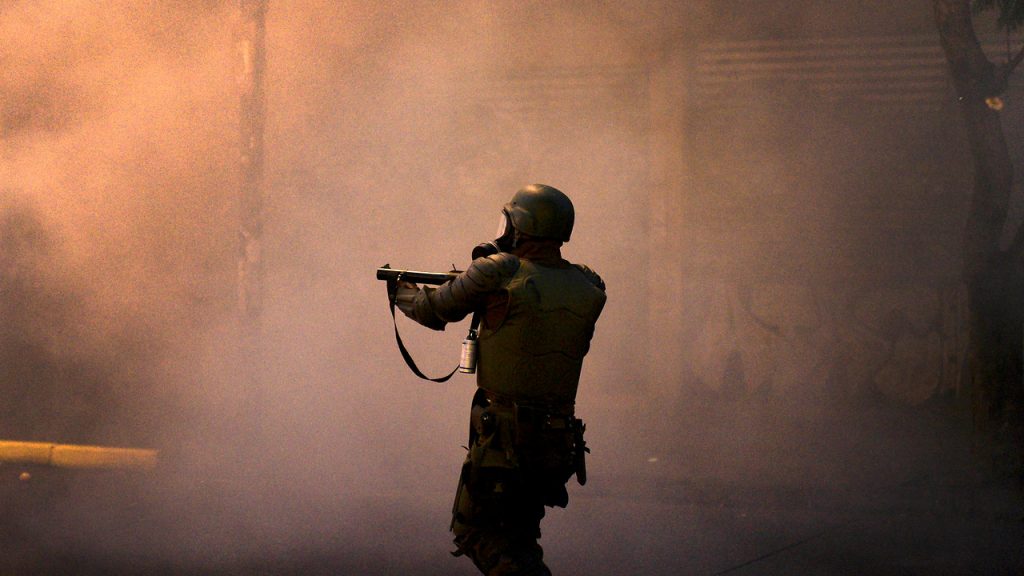 Después de cinco años formalizan a oficial de Carabineros que disparó lacrimógena contra alumno de la Usach