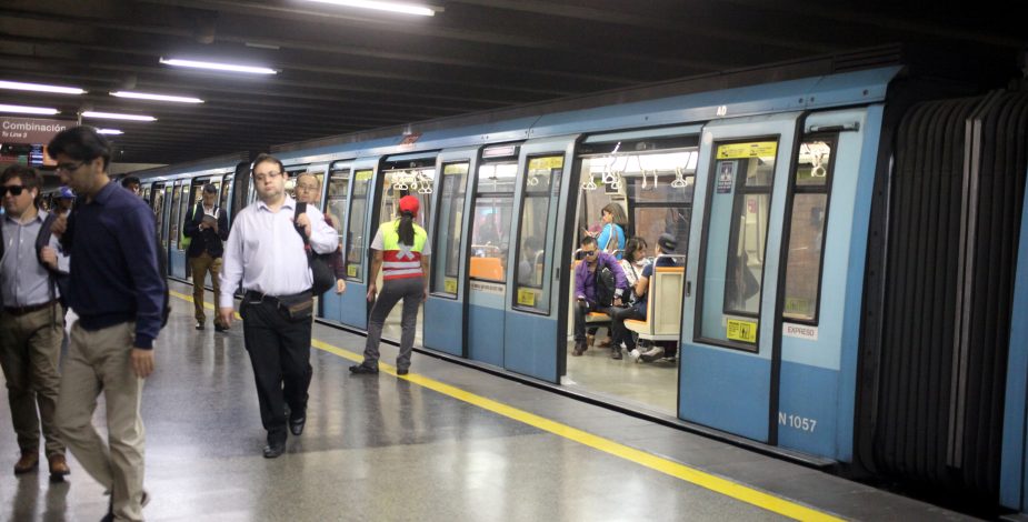 Altas aglomeraciones se registraron en las afueras de las estaciones de Metro y paraderos
