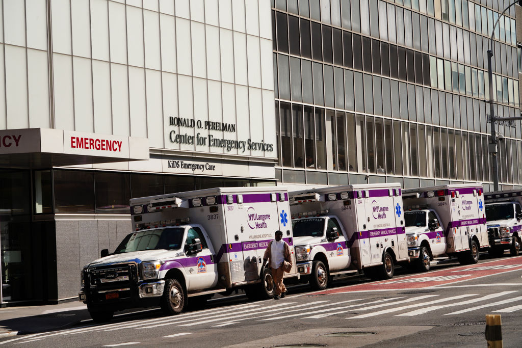 Un grupo de ambulancias esperan su salida en el Hospital Langone de Nueva York