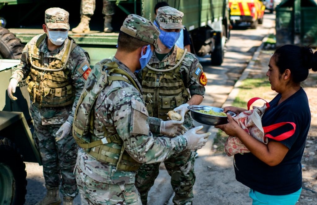 Militares argentinos reparten raciones de alimentos en zonas carenciadas de Buenos Aires